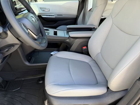 Used 2025 Toyota Sienna XLE FWD image 25