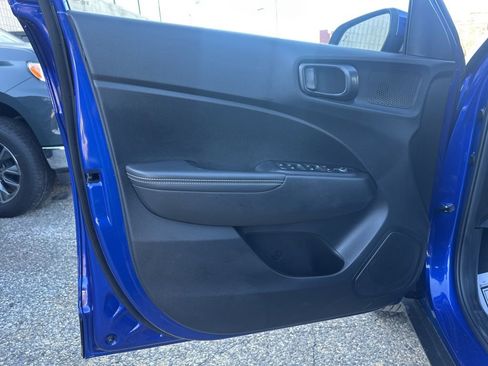 Used 2025 Hyundai Venue Limited image 9