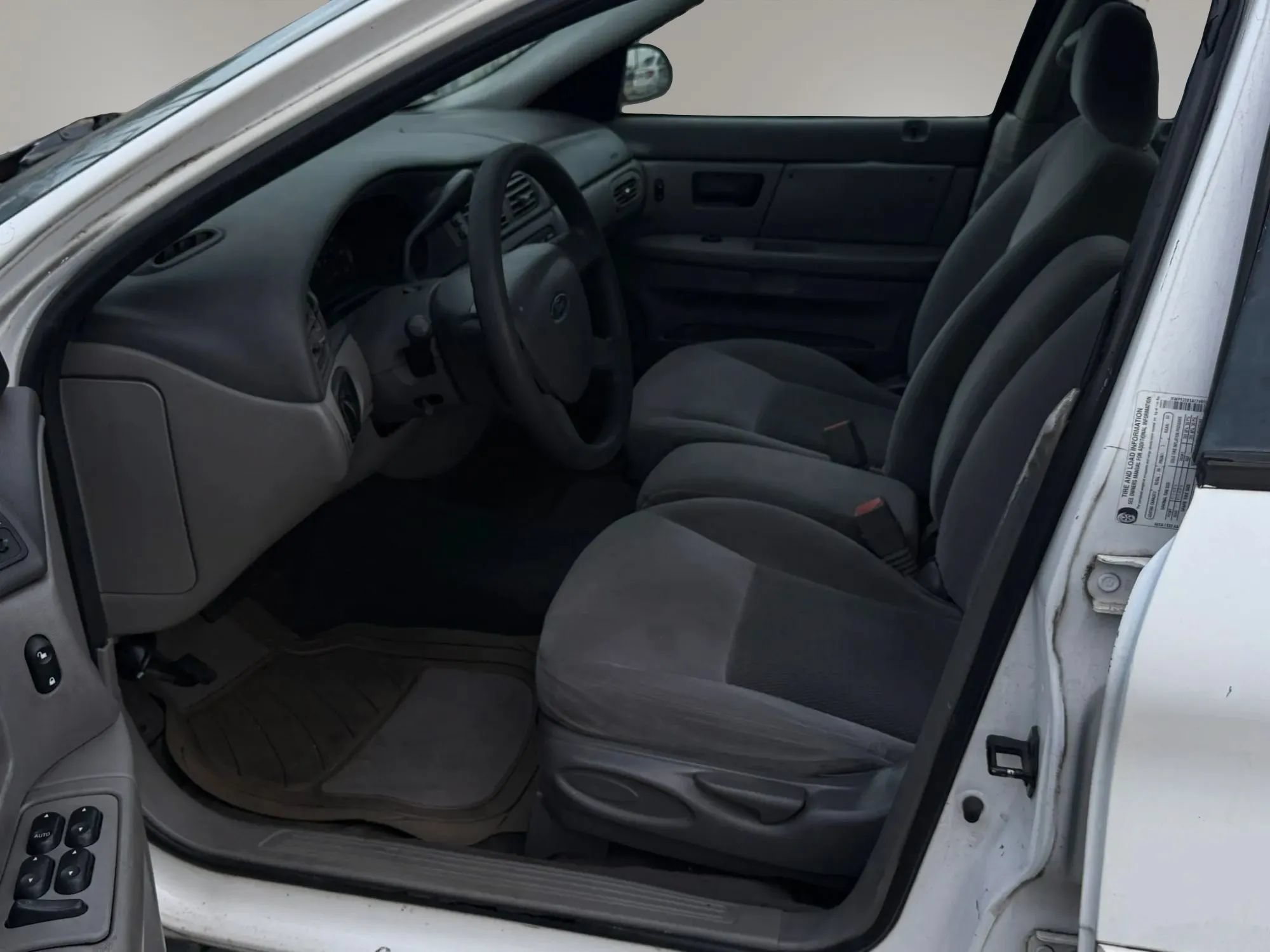 Used 2005 Ford Taurus SE FWD image 10