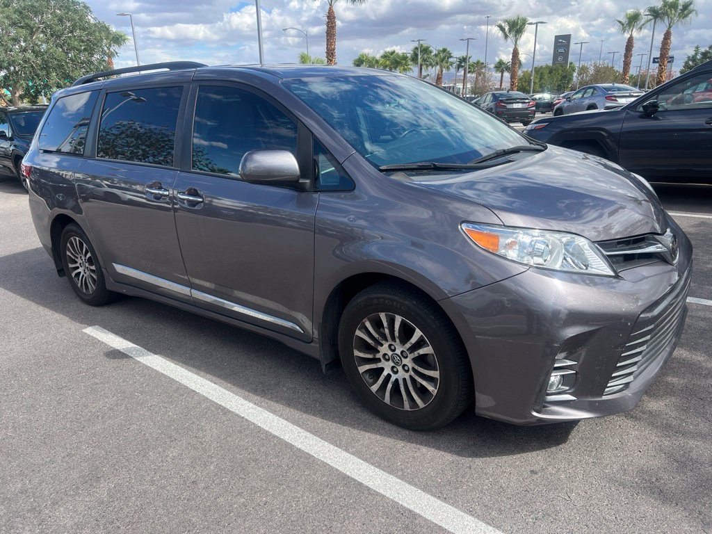 Used 2019 Toyota Sienna XLE w/ XLE Navigation Package FWD image 4