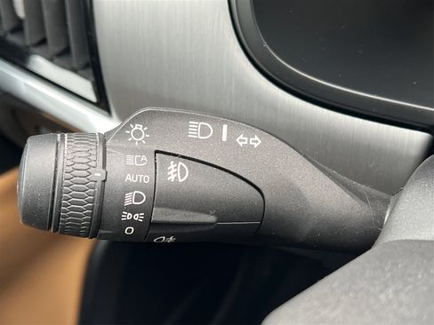 Used 2017 Volvo S90 T6 Momentum w/ Vision Package image 31