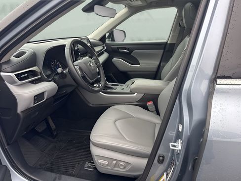Used 2021 Toyota Highlander XLE image 9