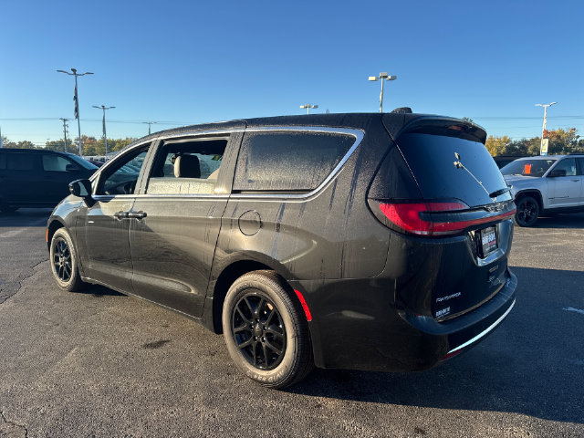 New 2027 Chrysler Pacifica Select w/ Family Tech Group FWD image 5