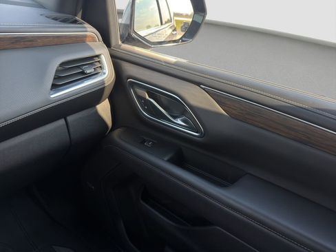 Used 2023 Chevrolet Suburban Premier image 17