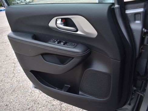 Used 2019 Chrysler Pacifica Touring Plus w/ S Appearance Package FWD image 36