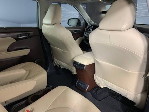 Used 2021 Toyota Highlander Limited FWD image 15