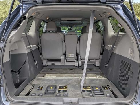 Used 2015 Toyota Sienna XLE Premium FWD image 12