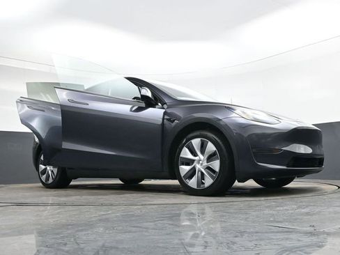 Used 2024 Tesla Model Y Long Range image 38