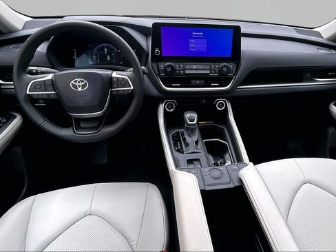 Used 2025 Toyota Grand Highlander FWD image 16