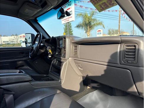 Used 2006 GMC Sierra 3500 SLT w/ Heavy-Duty Power Package image 13