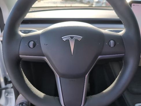 Used 2022 Tesla Model Y Long Range image 11