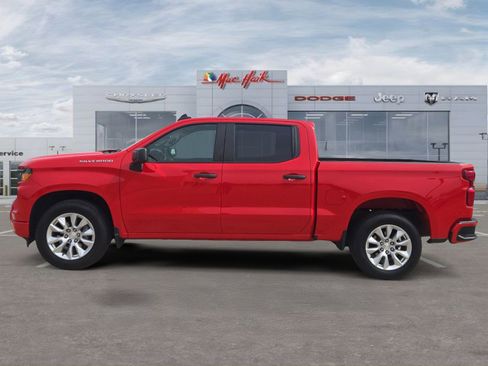 Used 2022 Chevrolet Silverado 1500 Custom RWD image 2