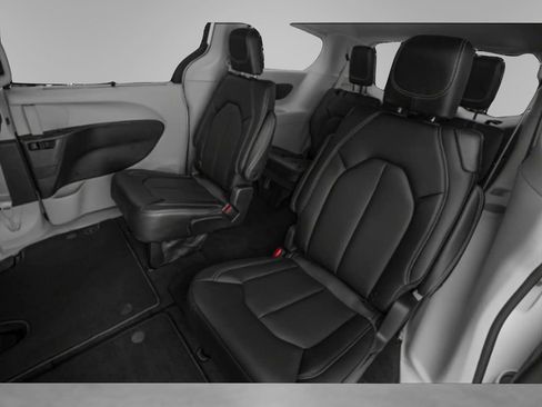 Used 2024 Chrysler Pacifica Touring-L image 10