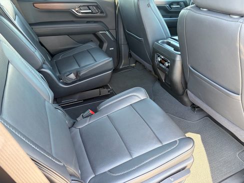 Used 2025 GMC Yukon Denali AWD/4WD image 30