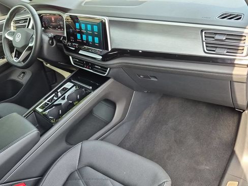 Used 2025 Volkswagen Atlas Cross Sport SE FWD image 31