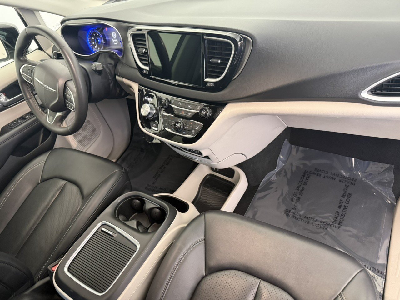 Used 2024 Chrysler Pacifica Touring-L FWD image 11