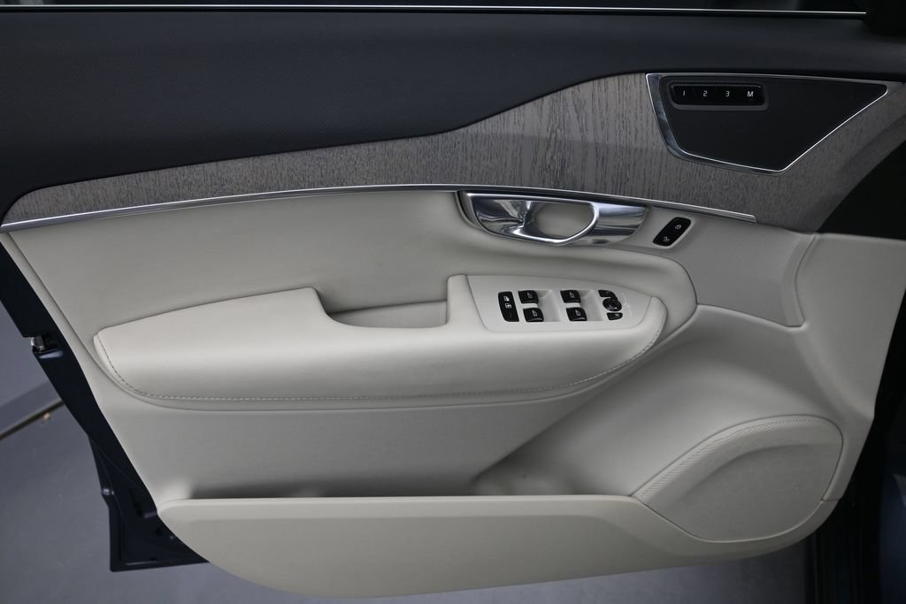 Certified 2025 Volvo XC90 T8 Plus w/ Protection Package Premier AWD/4WD image 11