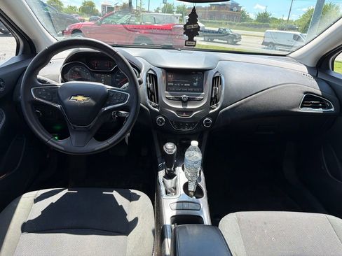 Used 2017 Chevrolet Cruze LT FWD image 5