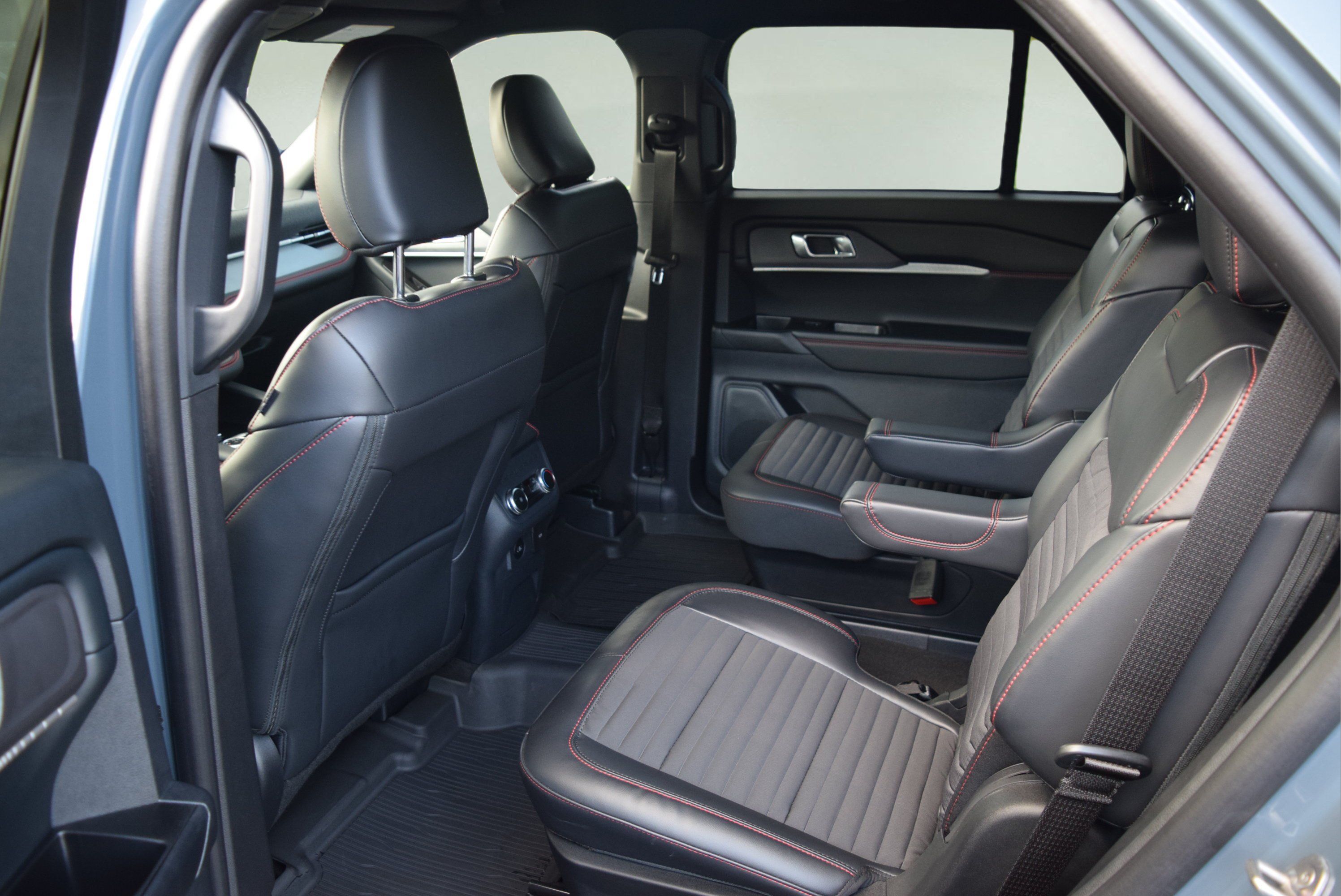 Used 2025 Ford Explorer ST-Line AWD/4WD image 8