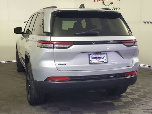 Used 2024 Jeep Grand Cherokee Altitude AWD/4WD image 4