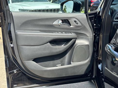 New 2025 Chrysler Pacifica Select image 17