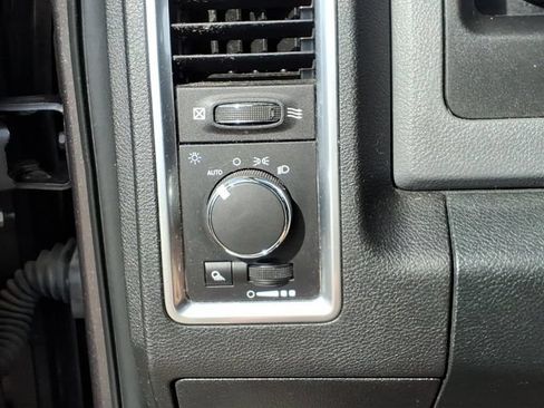 Used 2018 RAM 1500 Classic SLT AWD/4WD image 18