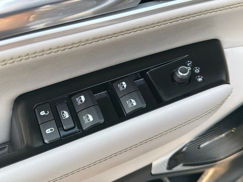 Used 2022 Jeep Wagoneer Series III w/ Premium Group I AWD/4WD image 12