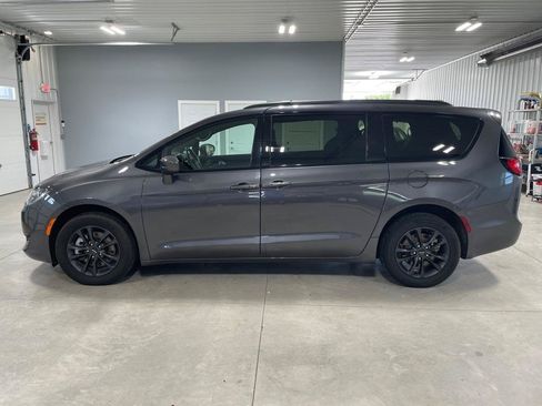 Used 2020 Chrysler Pacifica Touring-L AWD/4WD image 4