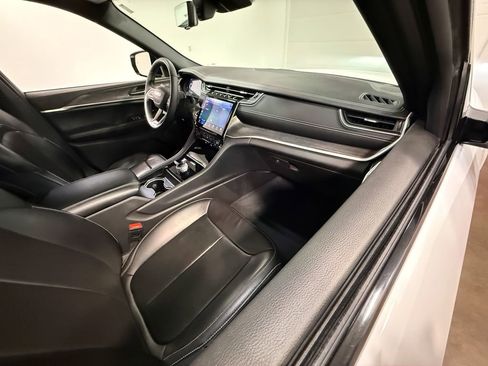 Used 2024 Jeep Grand Cherokee Limited w/ Luxury Tech Group II image 60