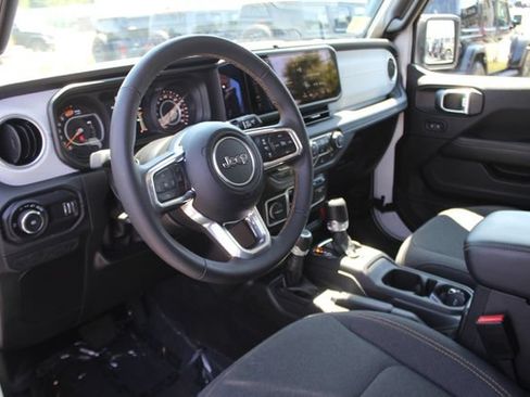 Used 2025 Jeep Wrangler Unlimited Sahara AWD/4WD image 3