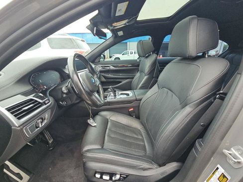 Used 2022 BMW 740i w/ M Sport Package RWD image 7
