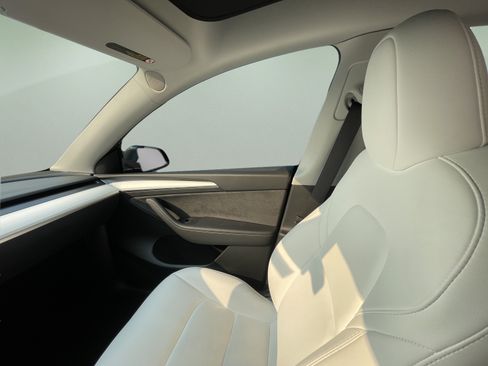 Used 2023 Tesla Model Y Long Range AWD/4WD image 29