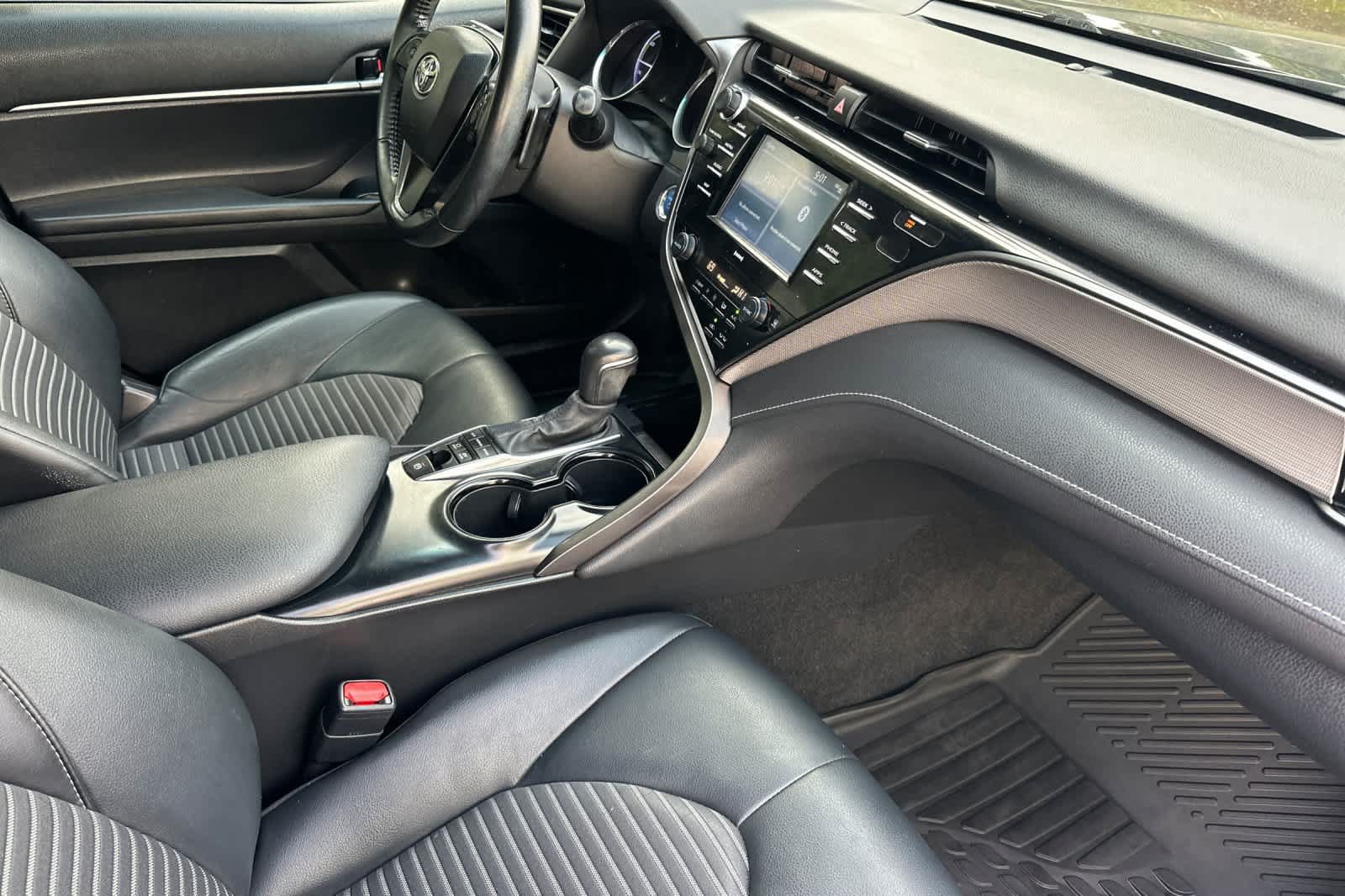 Used 2020 Toyota Camry SE FWD image 16