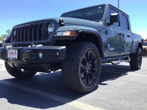 Used 2024 Jeep Gladiator Sport AWD/4WD image 2