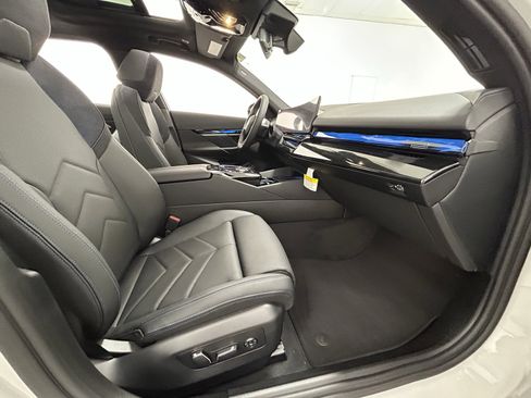 Used 2025 BMW i5 M60 w/ Premium Package image 40