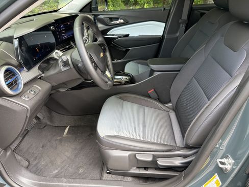 Used 2025 Chevrolet Trax LT w/ Driver Confidence Package FWD image 9