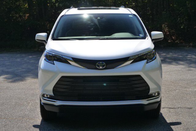 Used 2024 Toyota Sienna XLE w/ XLE Plus Package FWD image 5
