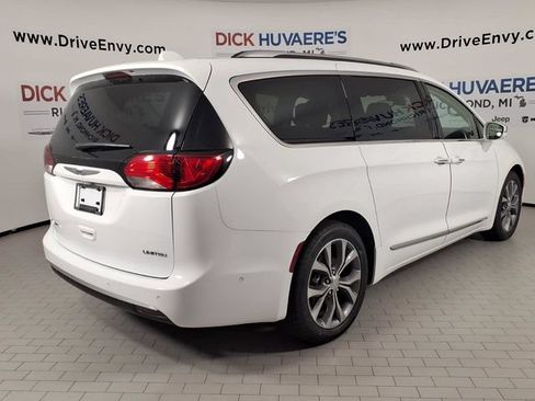 Used 2019 Chrysler Pacifica Limited w/ Tire & Wheel Group FWD image 4