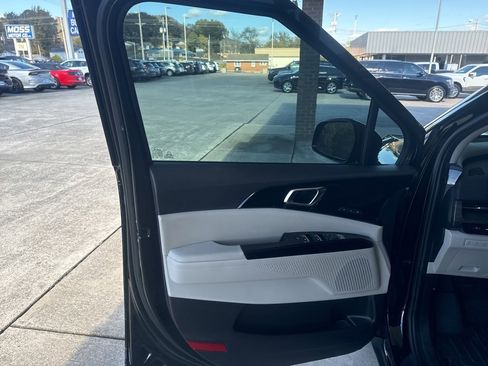 Used 2024 Kia Carnival SX image 14