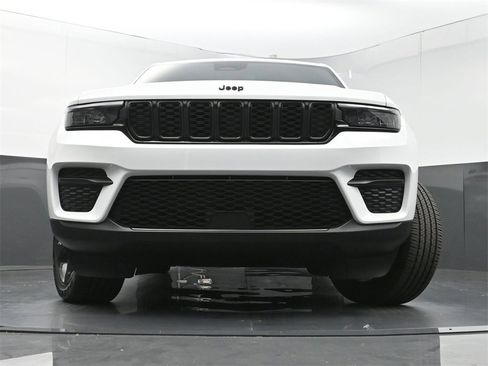 Used 2023 Jeep Grand Cherokee Altitude image 28