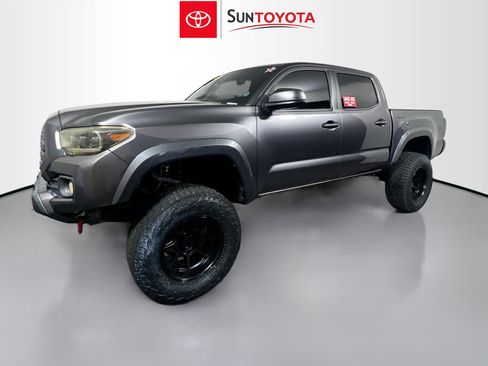 Used 2017 Toyota Tacoma SR5 w/ Tow Package RWD image 6