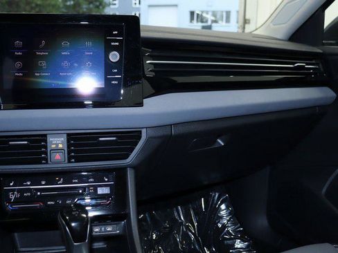 Used 2025 Volkswagen Jetta SE FWD image 26