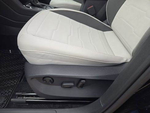 New 2026 Volkswagen Taos SE image 19