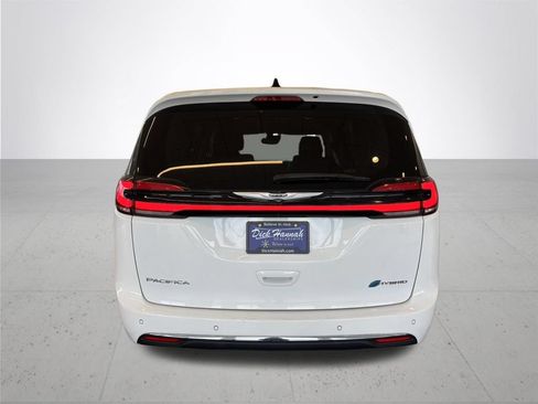 Used 2023 Chrysler Pacifica Touring-L FWD image 8
