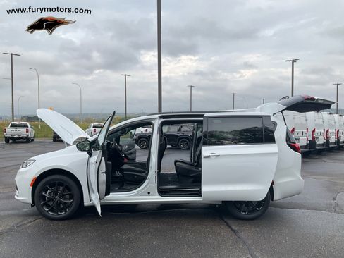 New 2026 Chrysler Pacifica Limited w/ S Appearance Package image 23