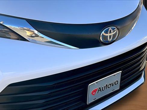 Used 2024 Toyota Sienna LE image 61