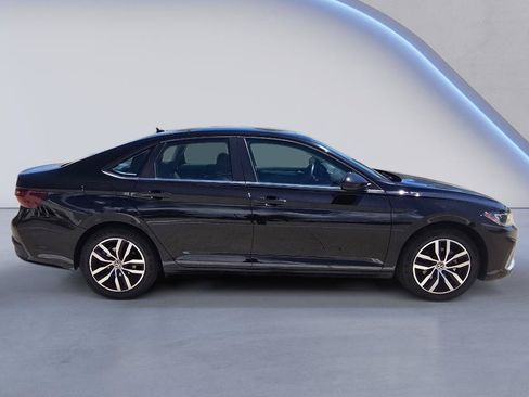 Used 2025 Volkswagen Jetta SE w/ Sunroof Package FWD image 7