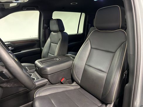 Used 2024 Chevrolet Suburban Premier RWD image 21