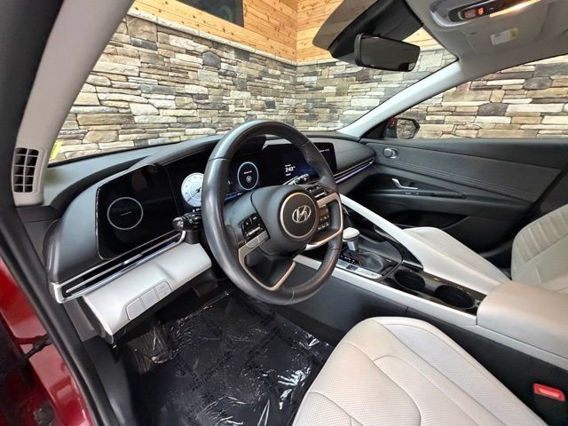 Certified 2023 Hyundai Elantra Limited w/ Preferred Accessory Package FWD image 13