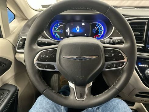 Used 2024 Chrysler Pacifica Limited FWD image 12